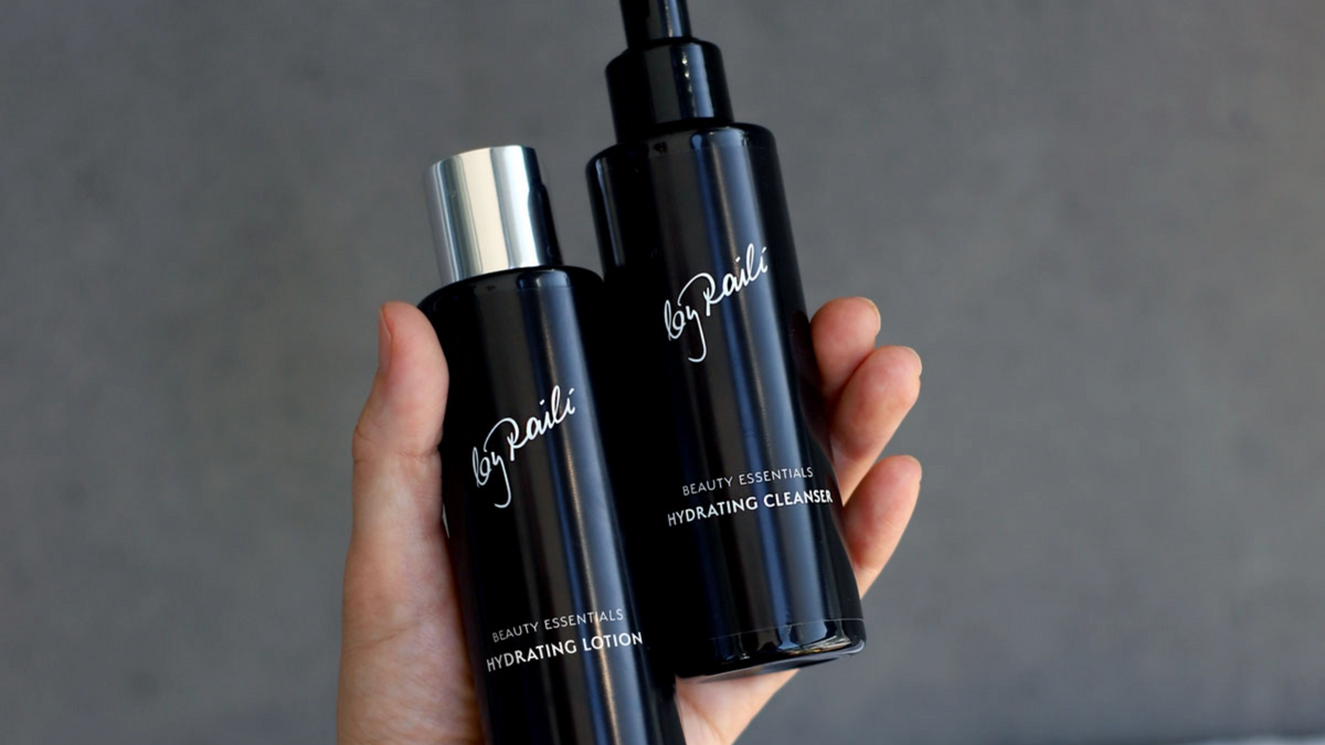 By Raili ihonhoito: kädessä Hydrating Lotion ja Hydrating Cleanser