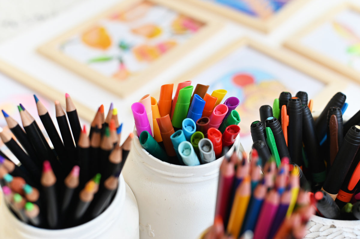 Värikkäitä BIC kyniä kipoissa