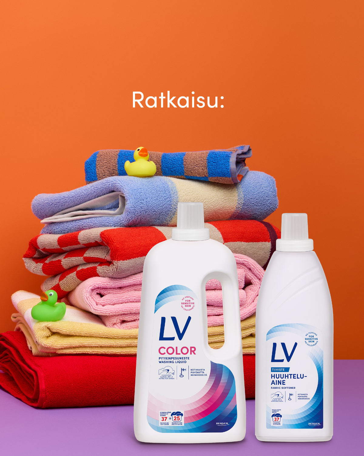 LV Color pyykinpesuaine ja huuhteluaina värikkäiden pyyhkeiden edessä ja teksti Ratkaisu: